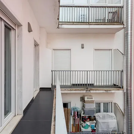 Joivy Modern Flat Near Estrela Garden * Lissabon